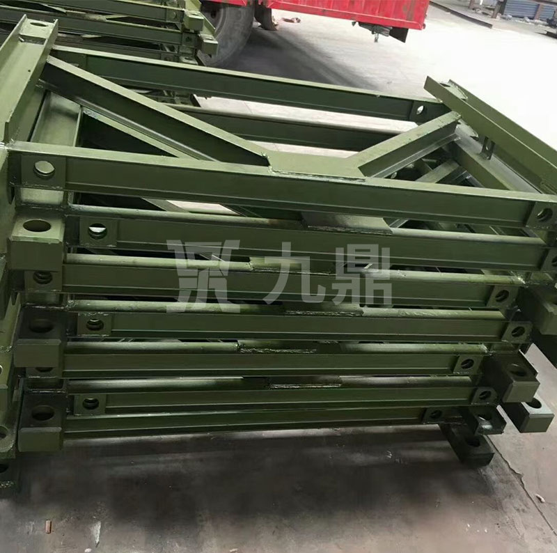 貝雷片(pian)搭(da)建(jian)舖(pu)設需(xu)加強(qiang)安全(quan)監(jian)控