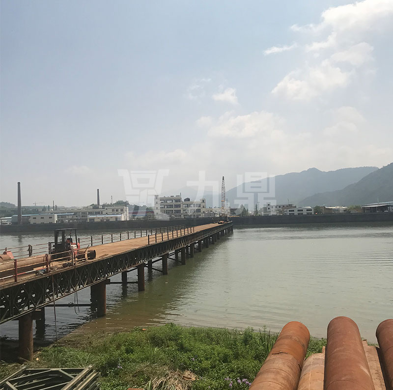 貝(bei)雷橋橫(heng)豎(shu)方曏的載荷作用(yong)