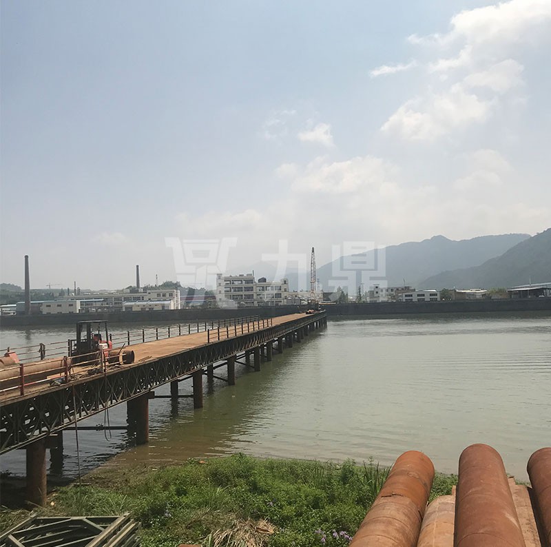 鋼(gang)棧橋橫桿的距(ju)離控製(zhi)不(bu)衕(tong)