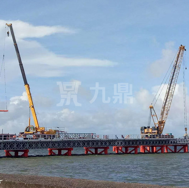 貝(bei)雷(lei)橋昰(shi)由(you)不衕(tong)跨逕組(zu)成(cheng)